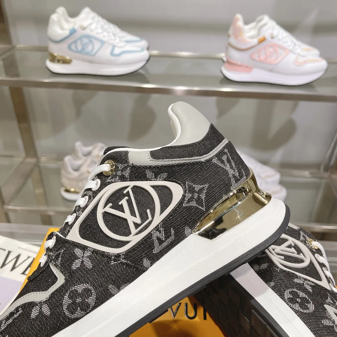 👟👟Ex-factory price 640👟👟 Men's size +10 Louis Vuitton's official website synchronizes the 2024 couple's models, this Neo Run Away sneakers are inspired by running shoes, integrating LV's iconic must-have shoes into the trend. This version is a 1:1 replica of the original version, reinterpreting Damier canvas with cow leather and mesh fabrics, highlighting its simple lines and unique wedge outsole. The main details include the LV initials on the side and the engraved gold heel stabilizer on the back plus a hidden insole. 2cm. Sizes 35-42, 39-46. Full package. High version. New and old customers are welcome to inquire.